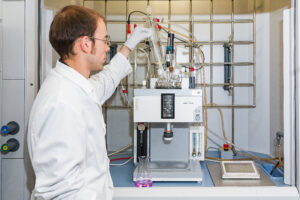 Man on an R&D equipment for resins